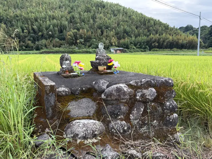 石仏と稲田(地区の境目にて)